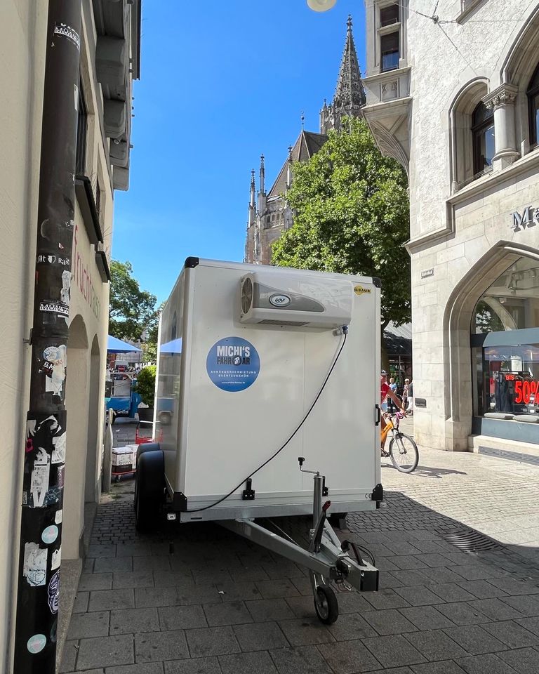 Kühlanhänger Kühlwagen zu vermieten Getränke Hochzeit Messe Event in Ebersbach-Musbach