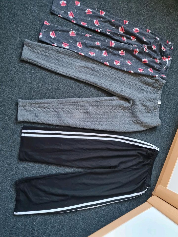 Mädchen Hosen und schlafkleid in Neustadt in Holstein