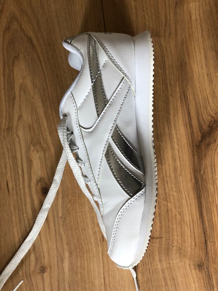 Reebok Sneaker weiß mit Silber Streifen Original und neu in Hamburg