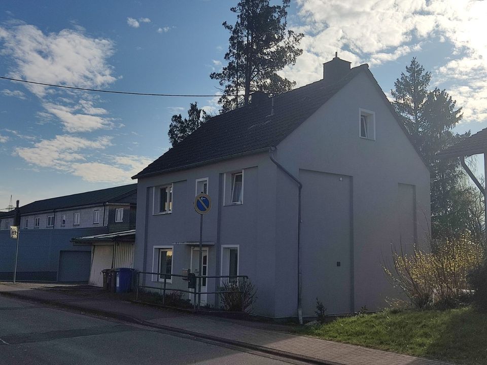 Freistehendes Zweifamilienhaus mit Anbau und Garten, Terrasse und Garage in ruhiger Wohnlage von Pracht nahe Hamm(Sieg) in Pracht