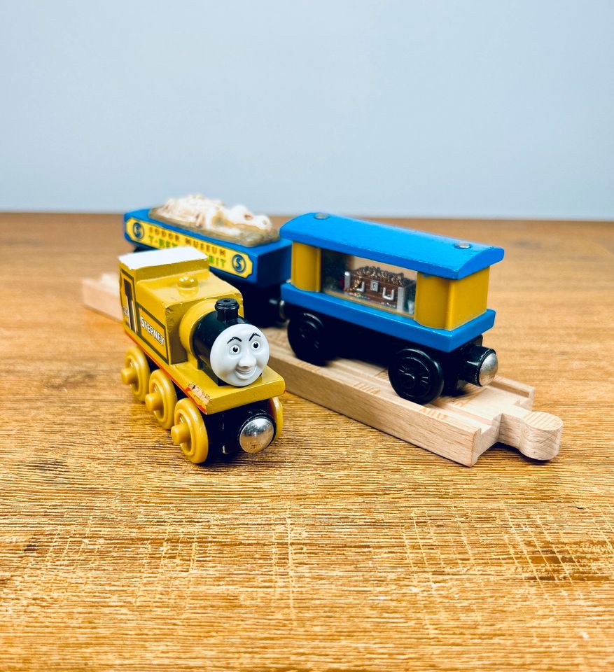 Thomas und seine Freunde „STEPNEY WITH MUSEUM CARS“ Brio Holz ✅ in Halstenbek