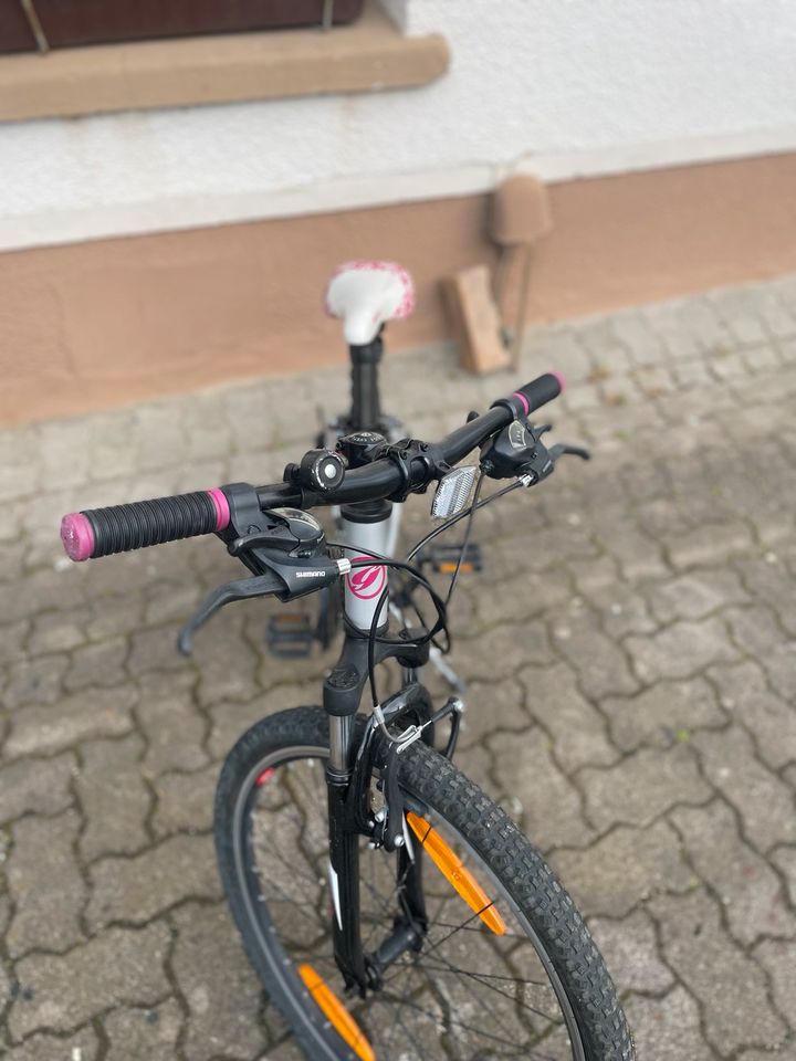 Fahrrad pink weiß in Balve