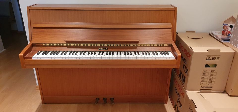 Piano Klavier Marke Panier von 1980 nußbaum in Frechen