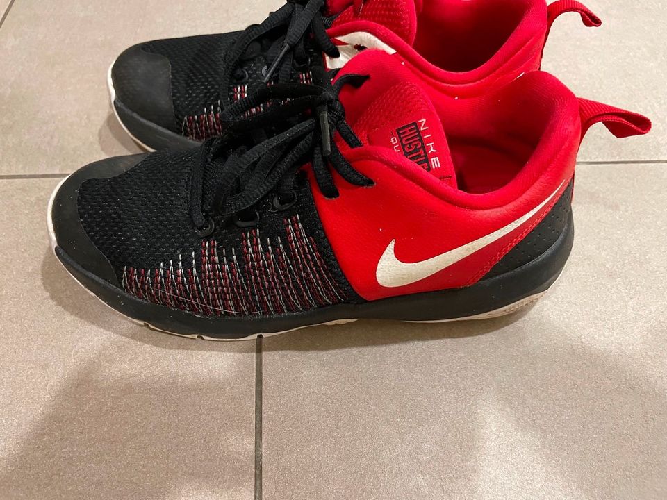 Nike Sneaker schwarz rot Gr.36 top Zustand in Weißenfels