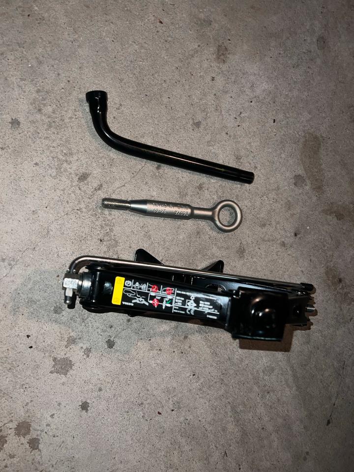 Abschlepphaken, Wagenheber, Schlüssel 19. für Volvo XC60, xc 90 in Delmenhorst