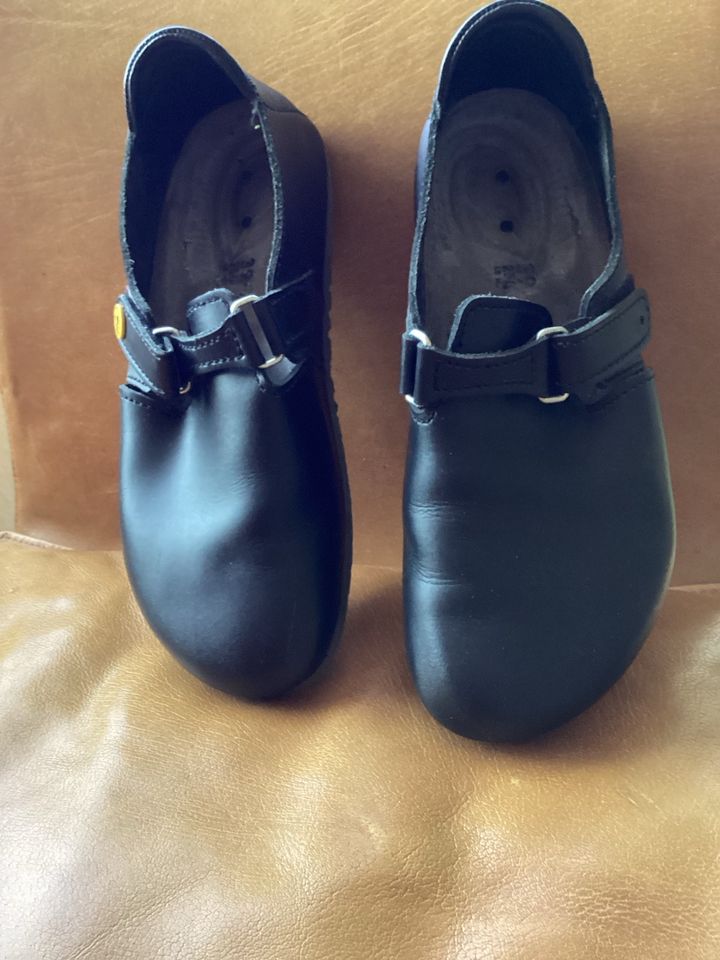 Birkenstock Clog Linz geschlossen ESD Sohle Gr. 39 schwarz Leder in Leverkusen