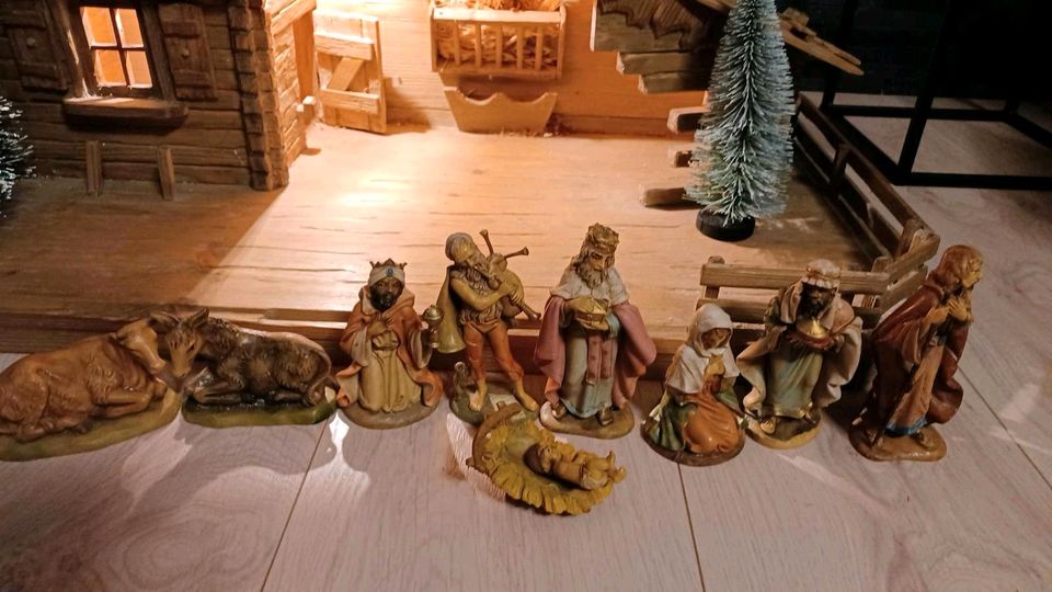 Krippe mit Beleuchtung,Handarbeit,Figuren aus Italien,Weihnachten in Bottrop