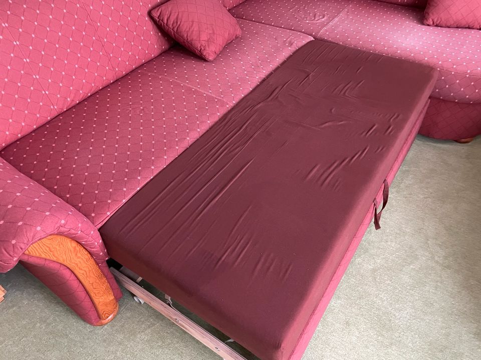 Rotes Schlafssofa rote Couch L-Form guter Zustand in Braunschweig