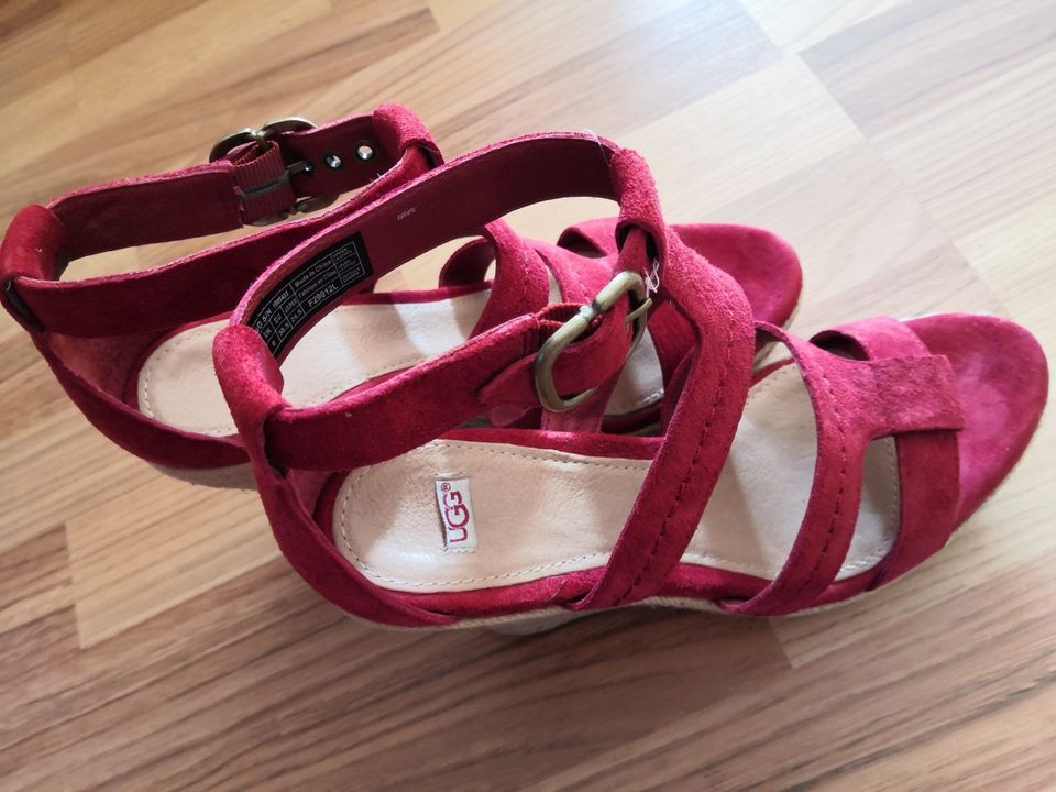 UGG Sandalen mit hohen Absätzen in Egloffstein