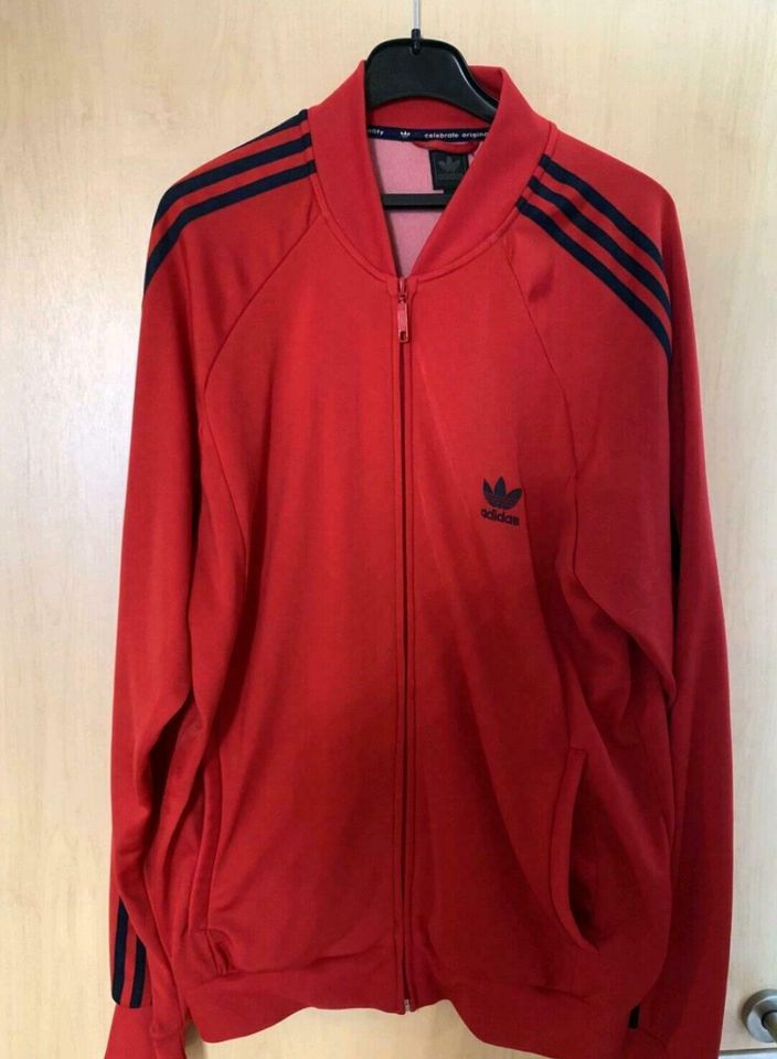 Adidas Jacke neuwertig ungetragen XL rot blau in Friedrichshafen