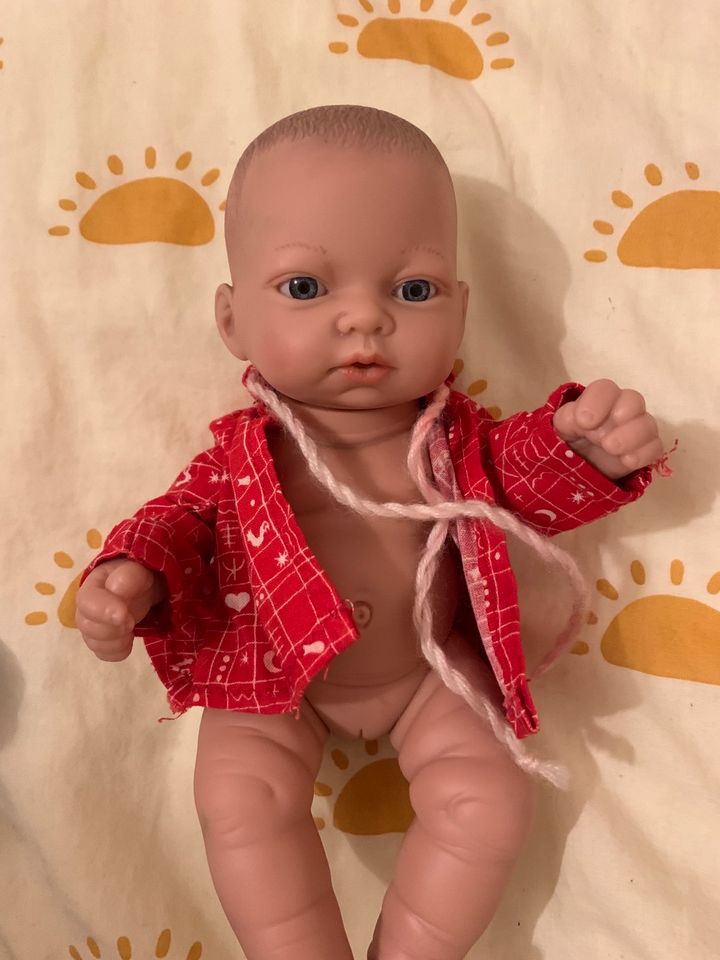 Manolo Babypuppe mit Kleidung Puppe in Kleve