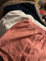 Kurze Sommer Hose/Shorts mit Spitze untern 3 er Set 9-12 Monate Nordrhein-Westfalen - Bornheim Vorschau