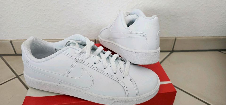 Nike Sneaker weiß Court Royale 9.5 41 neuw. Turnschuhe in Uelzen