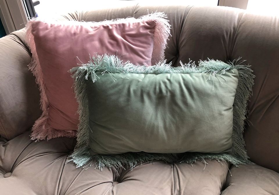 Chesterfield-Sofa mit Kissen in Bremen