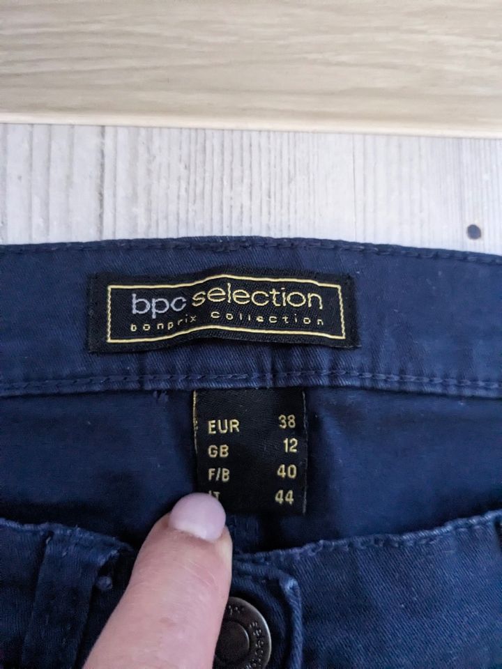 Ungetragene Hose mit Stickerei Gr. 38 in Obere Warnow