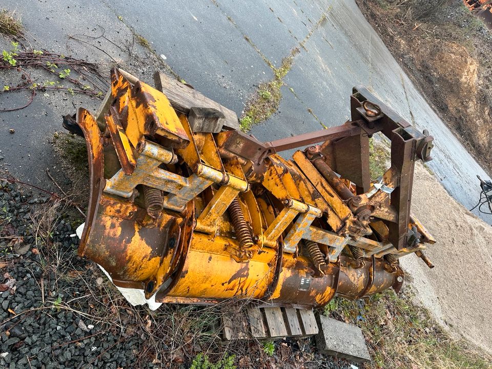 Schneeschieber/Räumwerkzeug für Radlader/Unimog/Mobilbagger in Herborn