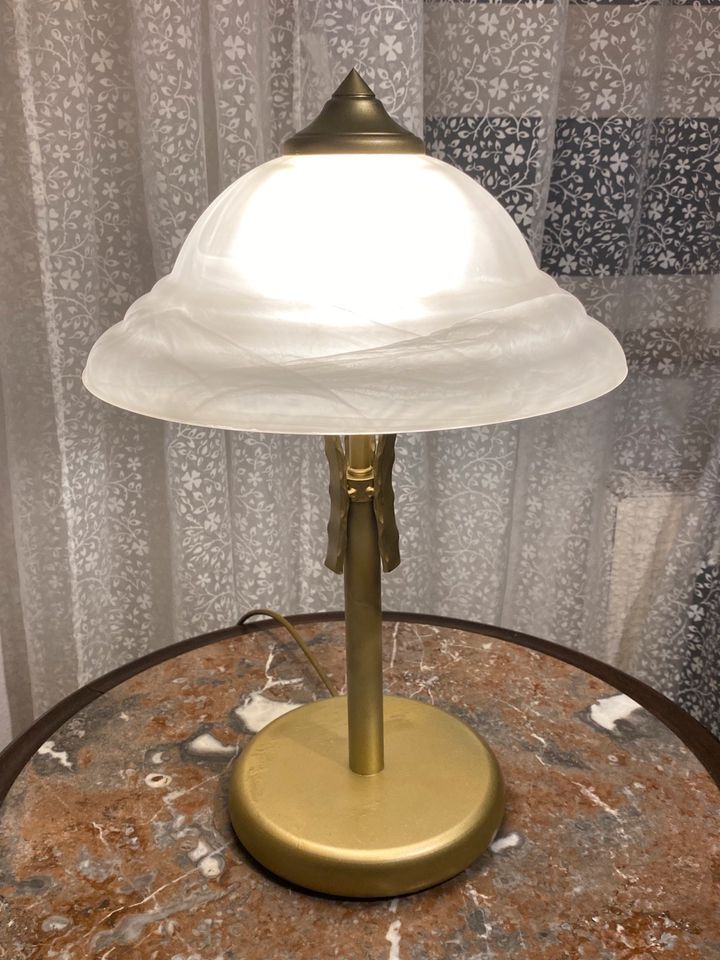 Tischlampe Nachttisch Lampe vintage golden Glasschirm Landhaus in Bonn