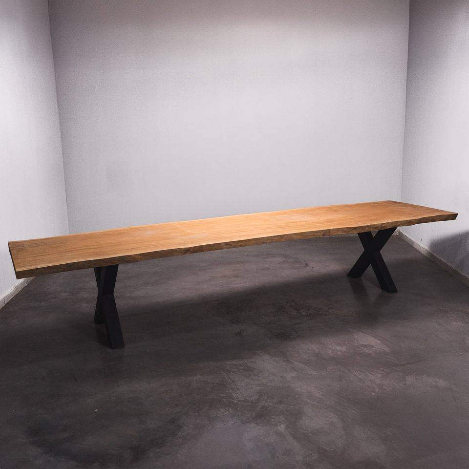 Baumstamm Esstisch 4.2m x 0.95m Nachhaltig Massivholztisch aus 1 Stück Holz Bohlentisch Baumkantentisch Baumstammkanten Wohnzimmertisch Holztisch Design Tisch Stahlbeine Edelstahl Tischbeine in Ochtrup