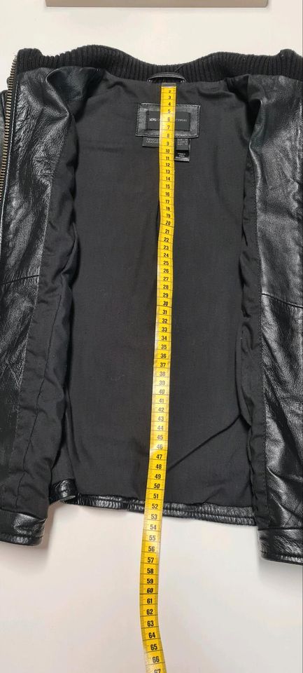 Damen Mango Lederjacke, Gr. M, Farbe Schwarz in Salzgitter