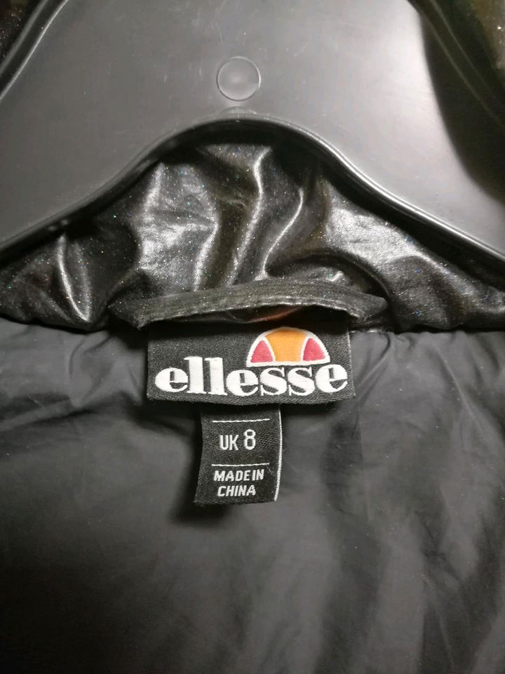 Kurze Ellesse Mädchenjacke, kurz, Gr. 36 in Villingen-Schwenningen