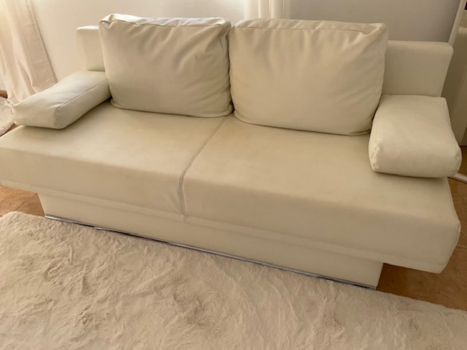 ** Schlafsofa und Teppich** weiss  Top Zustand ** in Berlin