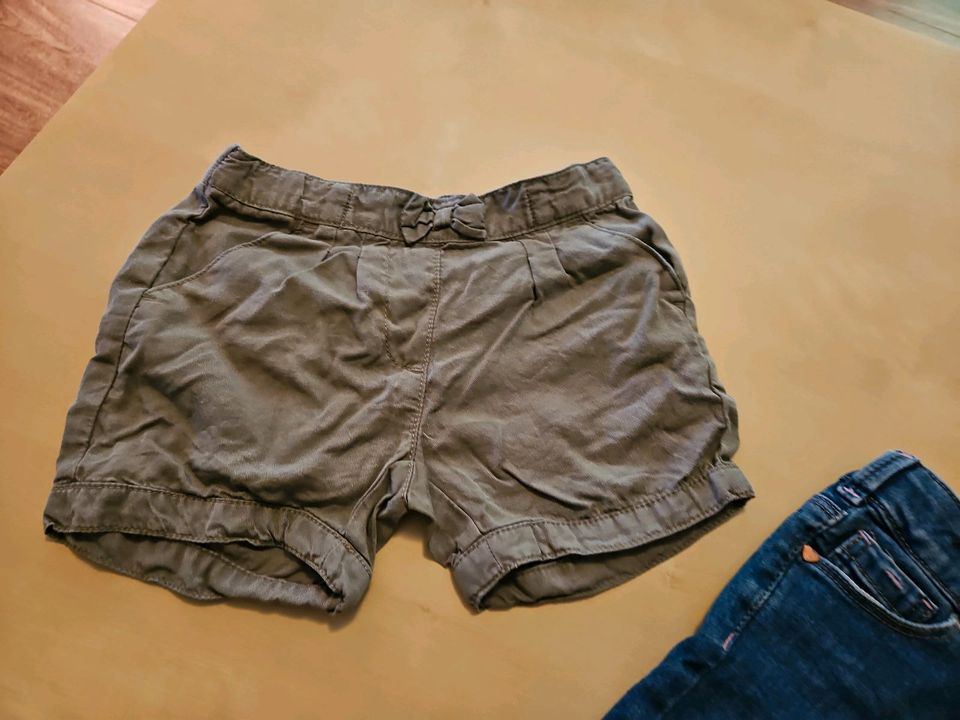 2 Kleinkind Shorts Gr. 98 in Senden