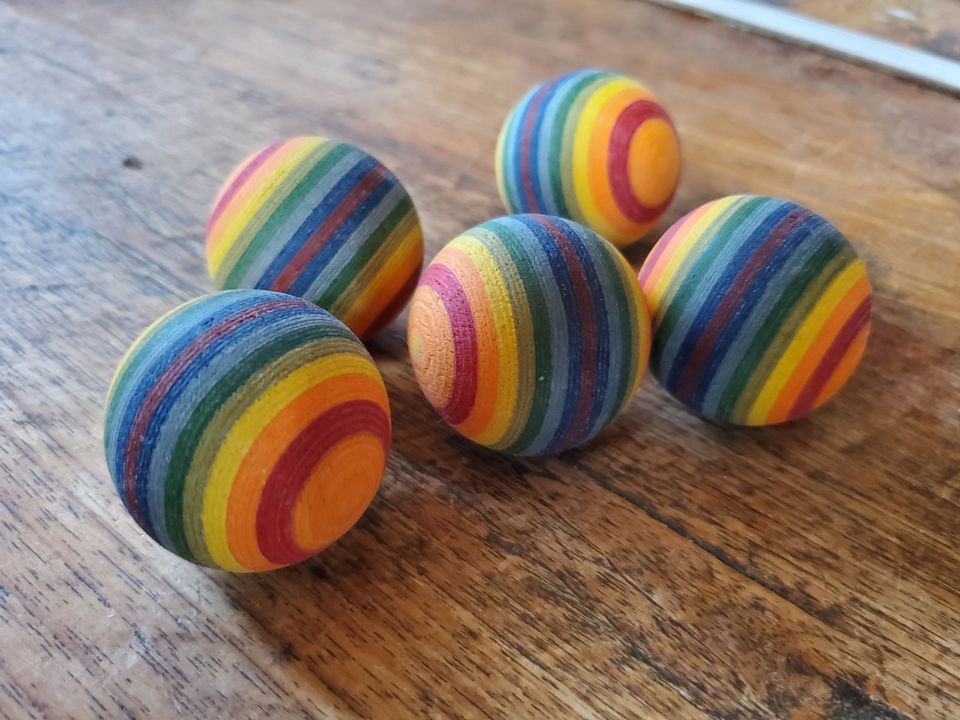 Wunderschöne Holzkunst / Dekoration. 5 x Regenbogenbälle in Kolbingen