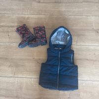 2er Set Kinder H&M wattierte Weste 92 Regenstiefel 27 Blau Rot Nordrhein-Westfalen - Medebach Vorschau