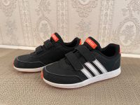 Sneaker Adidas Sportschuhe Junge Jungen Schuh Schuhe Gr.32 Nordrhein-Westfalen - Delbrück Vorschau