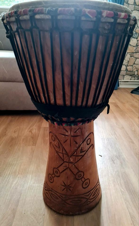 Djembe mit Hand Schnitzereien in Oschersleben (Bode)