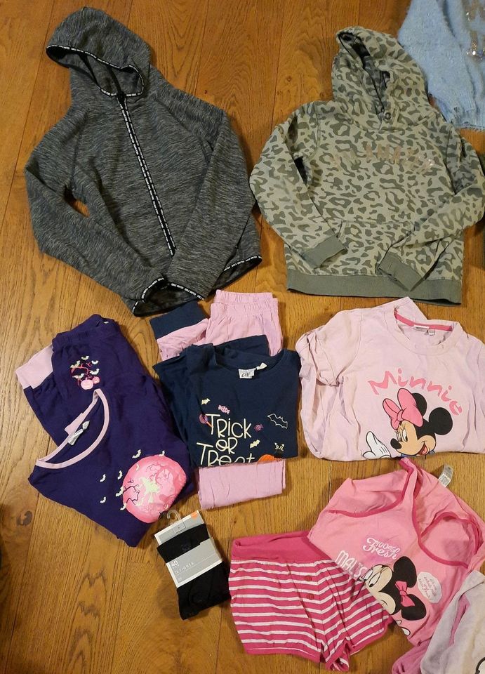 Mädchen Bekleidungspaket 134 140 Pullis Pyjama Paket Winter in Wiggensbach