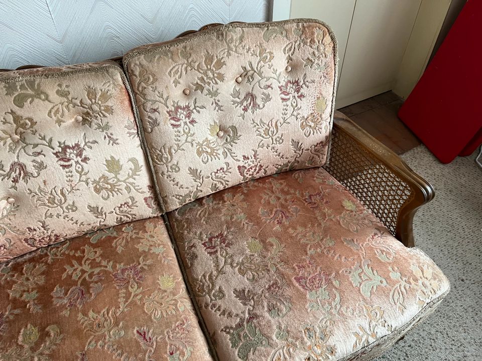3er Couch (Chippendale?) mit Geflecht und zugehörigen 2 Sesseln in Breuberg