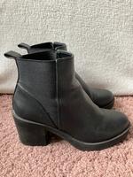 Boots Stiefel schwarz mit Absatz Größe 36 H&M Berlin - Mitte Vorschau