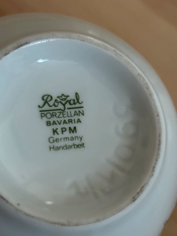 Royal Porzellan Bavaria KPM  Vase in weiß mit Goldrand und Blumen in Berlin
