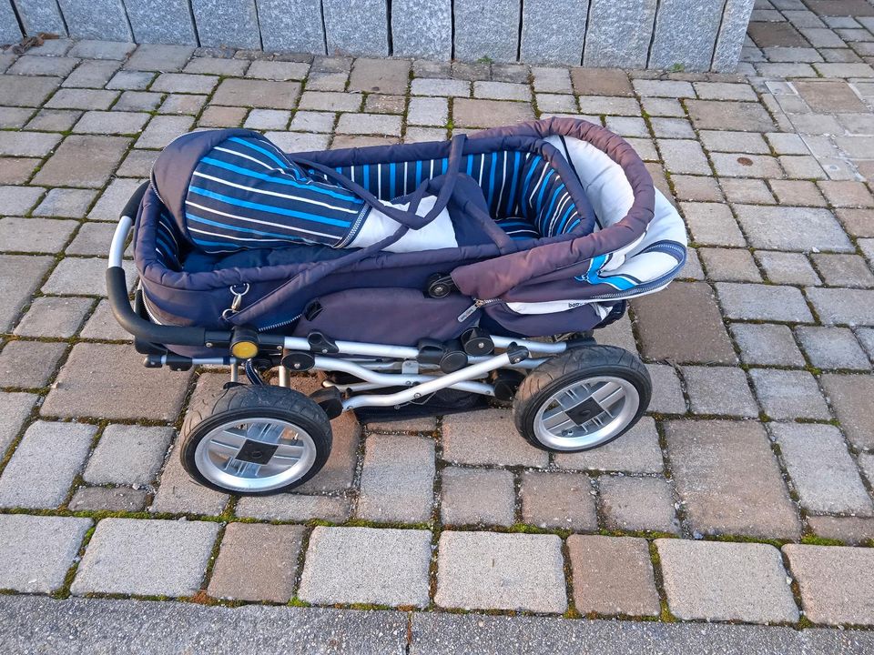 Kinderwagen Luftbereifung in dunkelblau und weiß von Babywelt in Steinach Baden