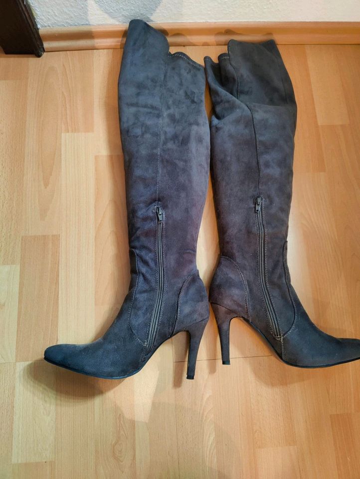 Wildleder Stiefel grau in Obertshausen