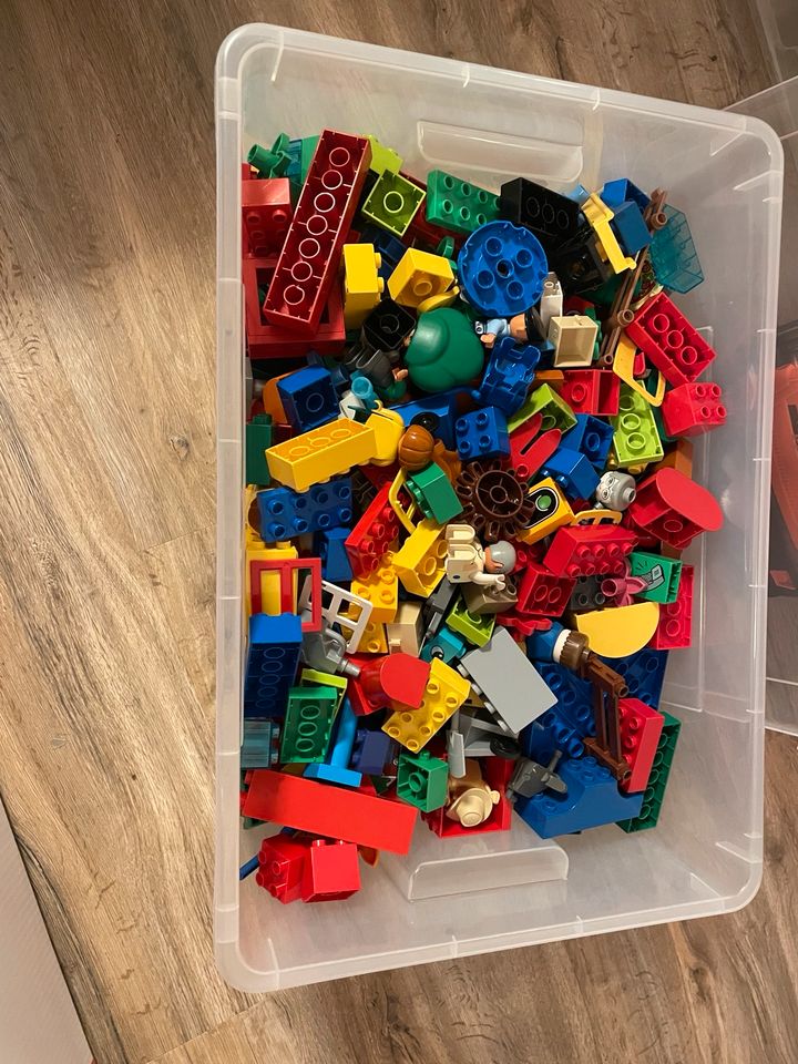 Lego Duplo Bausteine Figuren usw.  1 Kiste in Oberursel (Taunus)