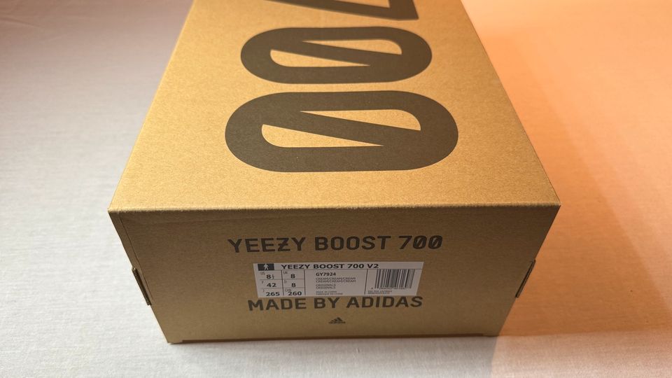 Yeezy Boost 700 V2 Cream 42 (GY7924) in München