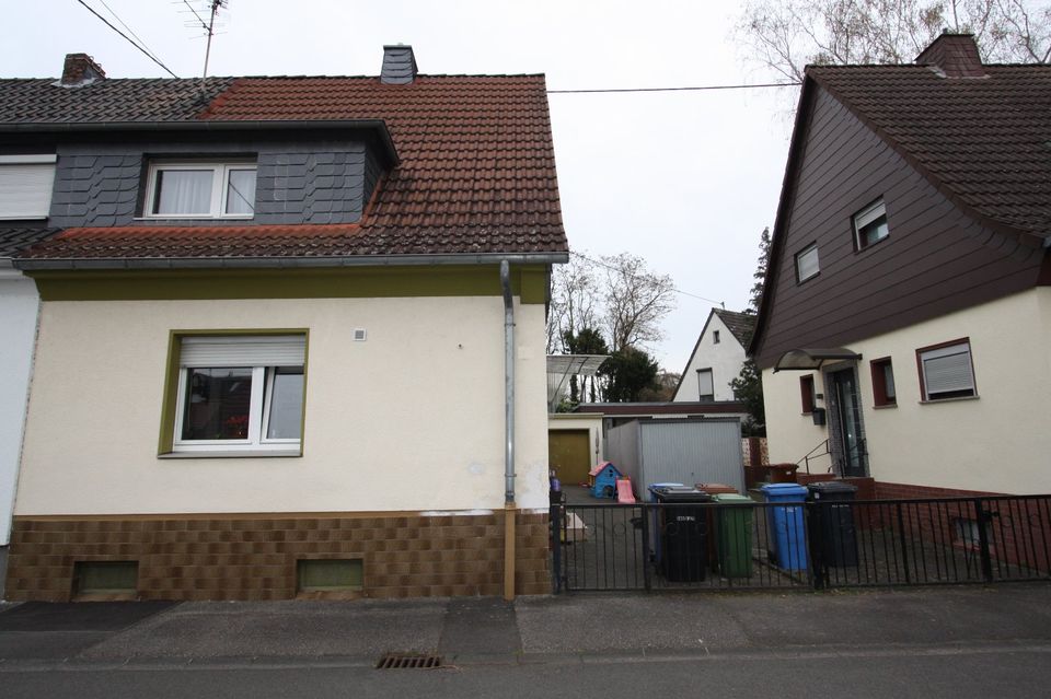 Individuell zu erweiternde Doppelhaushälfte mit Anbau und Investitionspotential, Dachterrasse und Garage in ruhiger Wohnlage von Neuwied-Engers in Neuwied