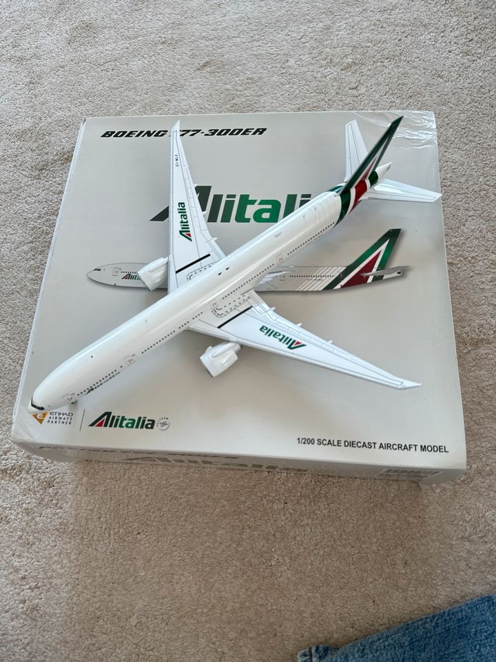 Alitalia Boeing 777-300ER 1:200 EI-WAL Modellflugzeug Jc Wings in Weitersburg