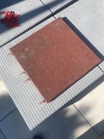 Fallschutzmatte Bodenmatte Gummi 50x50x3 cm rot inkl. Verbinder Nordrhein-Westfalen - Herford Vorschau