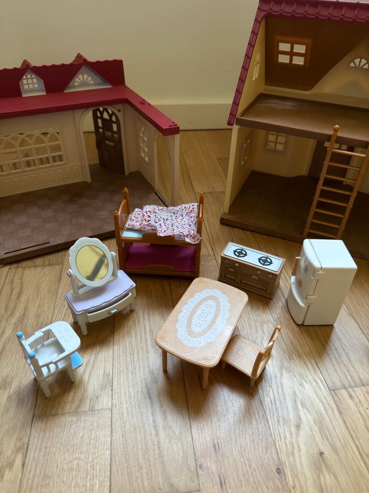 Sylvanian Family 2 Häuser Kombi mit Zubehör in Norderstedt