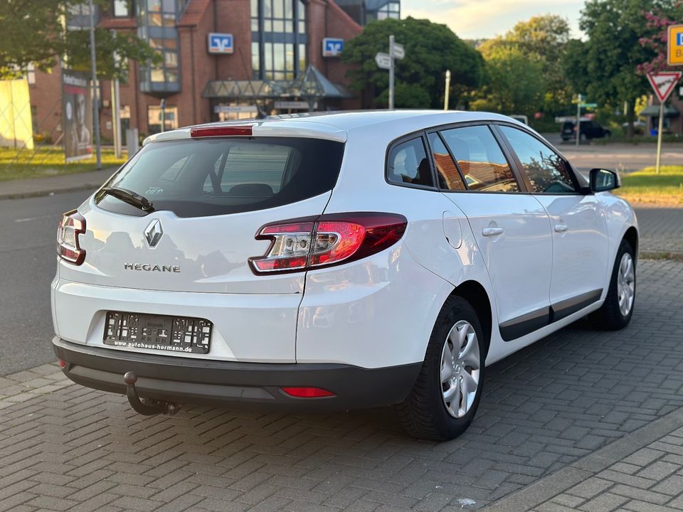 Renault Megane 1.6 Benzin • Euro 5  • Klima • AHK • TÜV 4.25 in Vienenburg