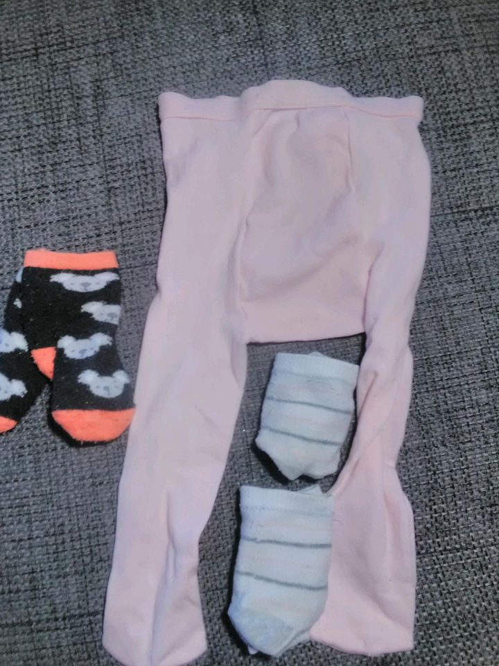 Newborn Strumpfhose und drei paar Socken in Brachttal