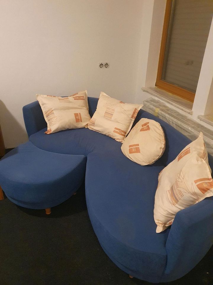 Couch Jugendcouch blau rund Fußteil in Obergriesbach