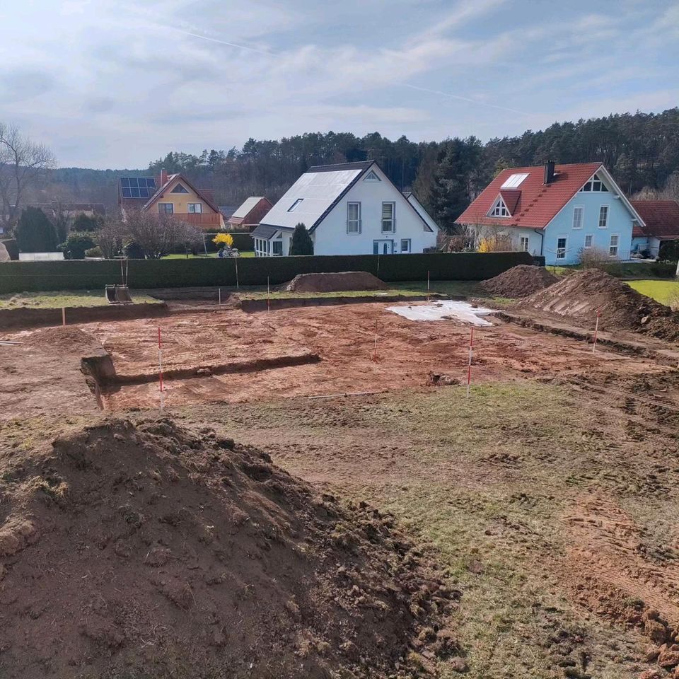 Aushub Erdbau Erdarbeiten Baggerarbeiten Bodenplatte in Neuhaus a.d. Pegnitz
