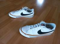 Sneakers, Turnschuhe von Nike Gr. 39. Farbe: weiß mit schwarz Hessen - Wartenberg Vorschau