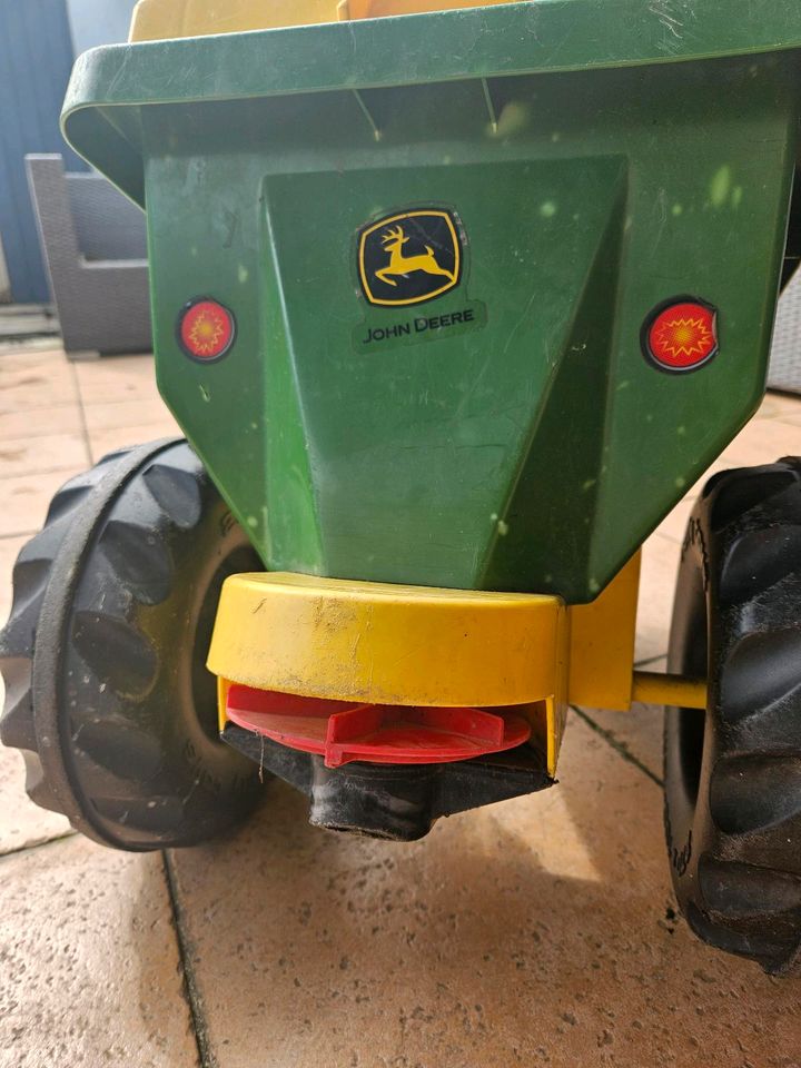 Rolly Toys John Deere Traktor inkl. Streuanhänger in Borken