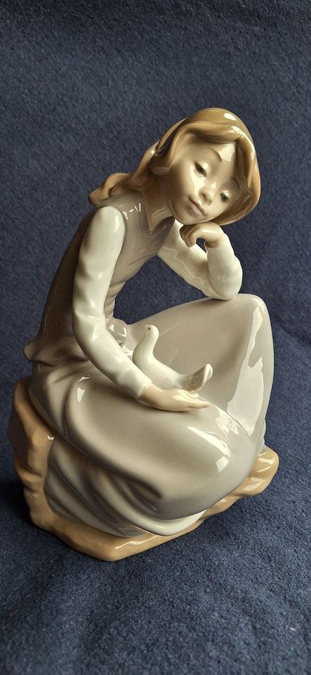 Porzellanfigur, Nao by Lladro, "verträumtes Mädchen mit Taube" in Röthenbach