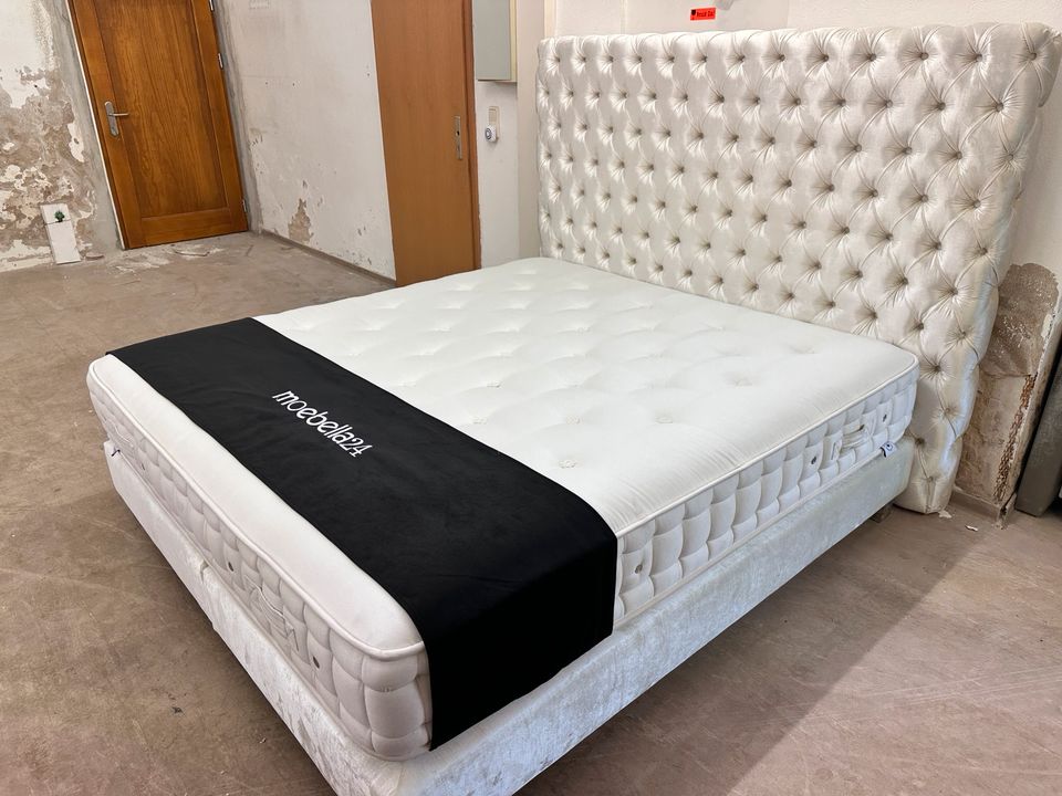 Chesterfield-Design Bett mit Acryl Glas Füßen und Orthopädischer Matratze - Luxuriöser Schlafkomfort zum Schnäppchenpreis! in Berlin